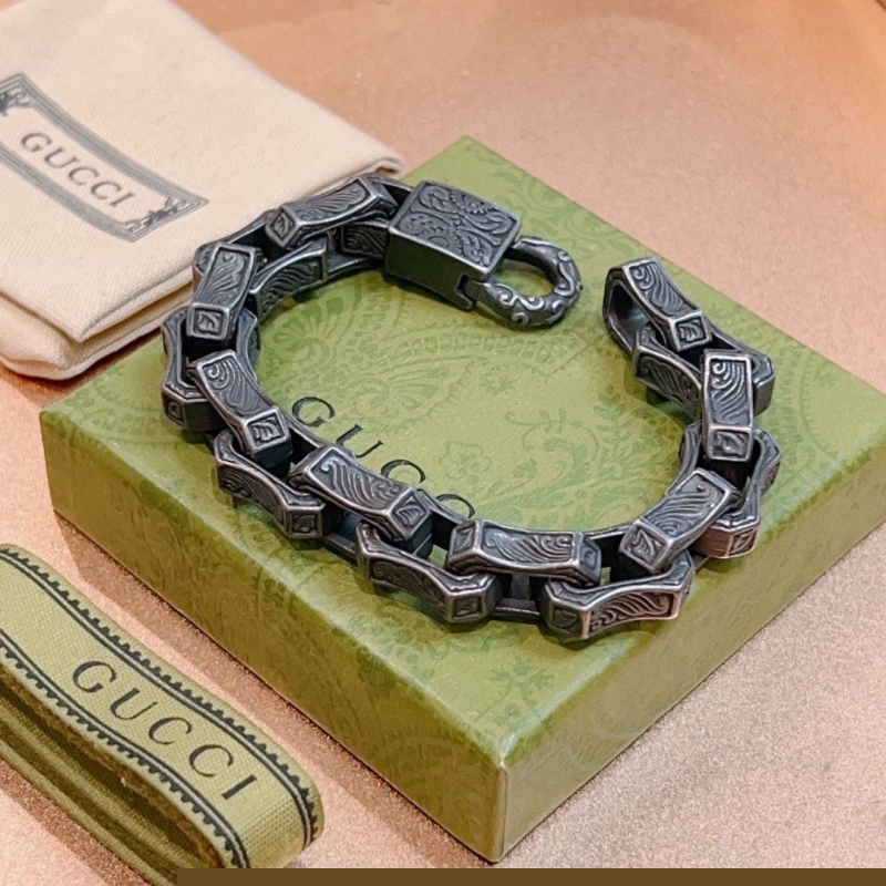 G*u*i bracelets